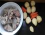 胡萝卜土豆炖腊肉的做法图解1