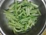 火腿肠炒四季豆的做法图解1