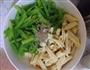 凉拌芹菜腐竹的做法图解1