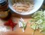 包菜炒饼的做法图解1