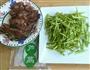 芦蒿炒腊肠的做法图解1