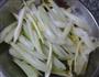 鸡油炒芹菜的做法图解1