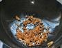 炒粉虫的做法步骤4