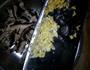 土豆炒香菇的做法图解1