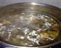 鸡骨架炖臻蘑土豆的做法图解1