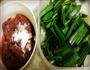 猪肝炒大蒜叶的做法图解1