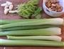 芹菜炒腰果的做法图解1