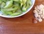 芹菜炒腰果的做法图解2