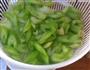 芹菜炒腰果的做法图解4