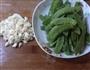 蒜蓉荷兰豆的做法图解1