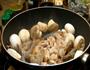 蘑菇鸡丁虾的做法图解3