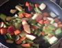 炒胡萝卜芹菜苹果的做法图解2