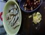 首乌黑豆鸡脚汤的做法图解2