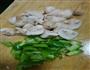 蘑菇生炒鸡的做法图解2