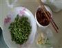 青豆炒肉的做法图解1