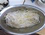 豆芽炒肉的做法图解1