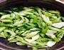 豆泡炒芹菜的做法图解2