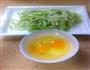 芹菜炒鸡蛋的做法图解2