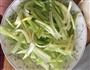 芹菜炒粉的做法图解1