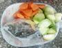 冬季青萝卜、胡萝卜鲫鱼汤的做法图解1