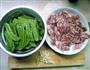 荷兰豆炒腊肠的做法图解1