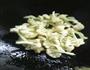 花椰菜炒香肠的做法图解2