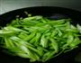 香菇火腿炒芹菜的做法图解2