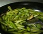 香菇火腿炒芹菜的做法图解4
