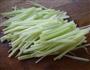芝麻拌香芹的做法图解2