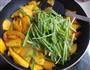 蒜苗炒南瓜的做法图解5