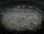 凉拌豆芽的做法图解1