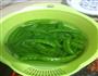 荷兰豆炒腊肠的做法图解1
