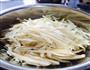 腊八蒜炒饼的做法图解1
