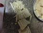 白色沙滩一点红—洋葱白菜西红柿的做法图解1