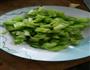 芹菜炒豆花的做法图解1
