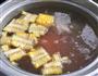 红萝卜玉米栗子排骨汤的做法图解4