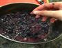 一抹蓝莓酱的做法图解2