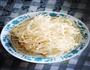 蒜香金针菇鸡肉片的做法图解1