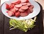 葱爆红肠的做法图解3