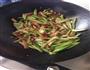 芹菜炒肉拌豆腐的做法图解3