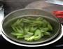 素食-西芹炒花生蛋白片的做法图解4