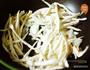 韩式五花肉炒绿豆芽的做法图解1