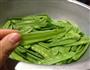 鲜虾胶酿荷兰豆的做法图解3