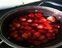 冰糖煮草莓的做法图解1