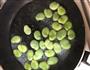 葱爆蚕豆的做法图解3