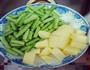 四季豆土豆炒肉的做法图解1