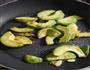蒜酱煸牛油果的做法图解3