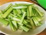 芹菜炒肉的做法图解1