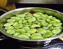 葱姜蚕豆的做法图解1