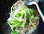 猪腰炒蒜香芹的做法图解5